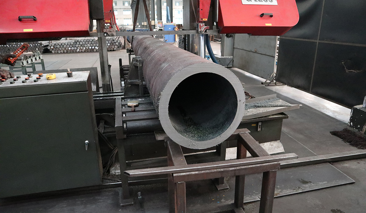 Sawing large-diameter thick-walled pipes in a processing plant in Shanxi Sawing large-diameter thick-walled pipes in a processing plant in Shanxi